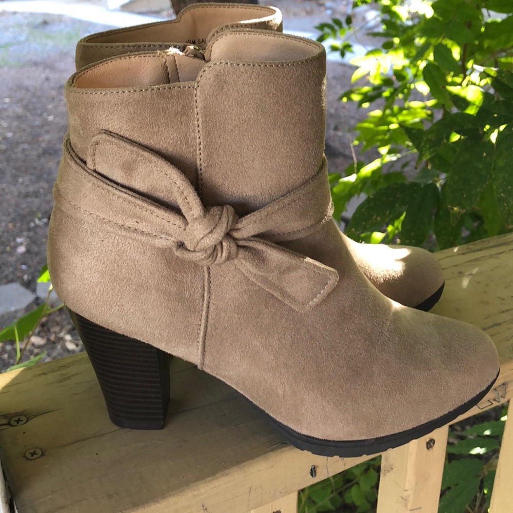 🍁Sale! White mt. Faux Suede boot